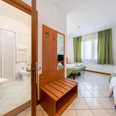 Отель Albergo Nuova Aurora - Free Parking & Breakfast Маргера