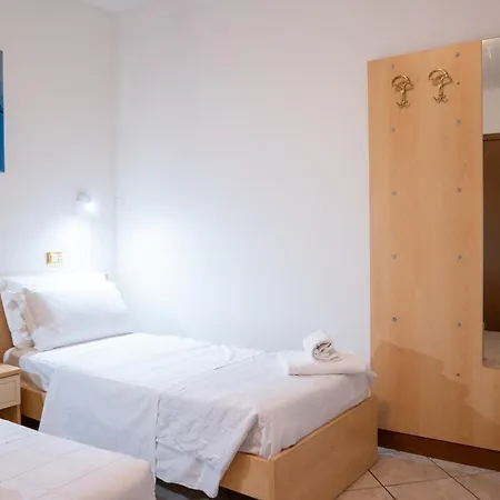 Отель Albergo Nuova Aurora - Free Parking & Breakfast 2*