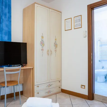 Nuova Aurora - Free Parking & Breakfast Отель Маргера