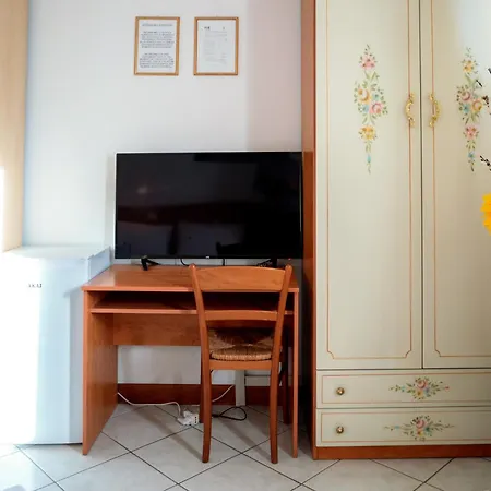 Albergo Nuova Aurora - Free Parking & Breakfast Отель 2*