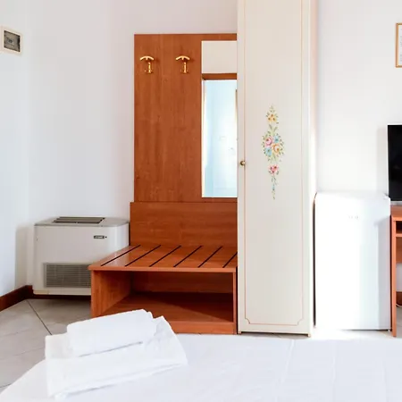 Albergo Nuova Aurora - Free Parking & Breakfast 2*