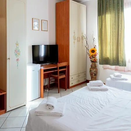 Albergo Nuova Aurora - Free Parking & Breakfast Отель 2*