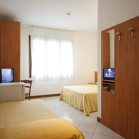 Отель Albergo Nuova Aurora - Free Parking & Breakfast 2*
