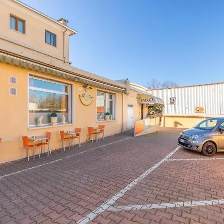 Отель Albergo Nuova Aurora - Free Parking & Breakfast