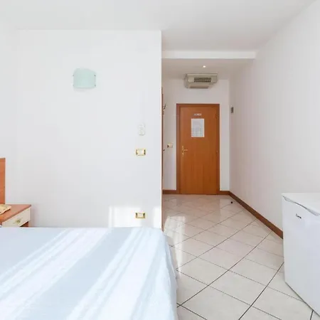 Nuova Aurora - Free Parking & Breakfast Отель
