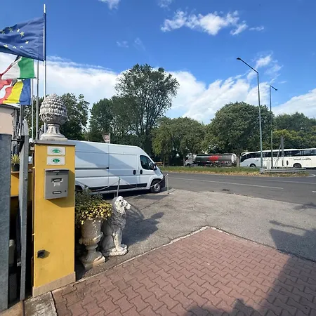 Отель Albergo Nuova Aurora - Free Parking & Breakfast Маргера