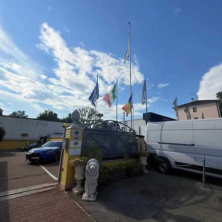 Albergo Nuova Aurora - Free Parking & Breakfast Отель 2*