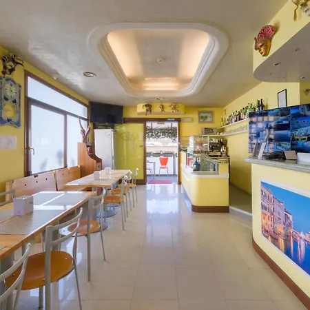Nuova Aurora - Free Parking & Breakfast Маргера