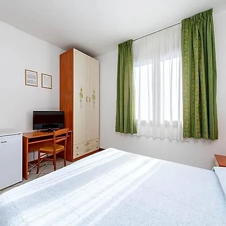 Отель Nuova Aurora - Free Parking & Breakfast Маргера