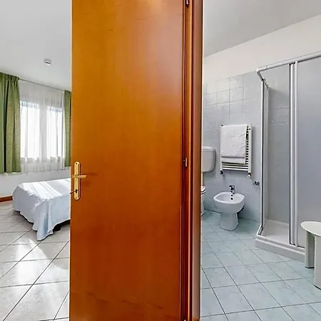 Отель Nuova Aurora - Free Parking & Breakfast