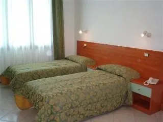 Отель Albergo Nuova Aurora - Free Parking & Breakfast 2*