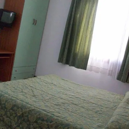 Отель Albergo Nuova Aurora - Free Parking & Breakfast 2*