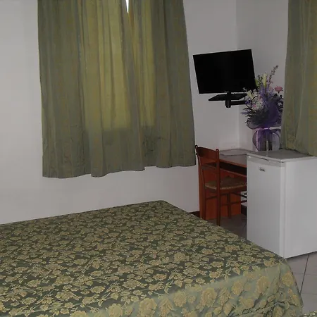 Nuova Aurora - Free Parking & Breakfast Отель 2*