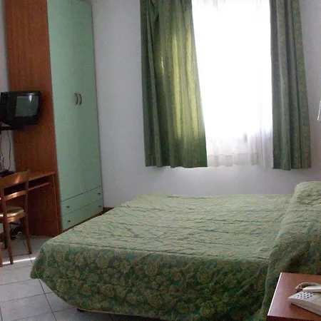 Отель Nuova Aurora - Free Parking & Breakfast