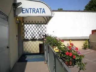 Отель Albergo Nuova Aurora - Free Parking & Breakfast