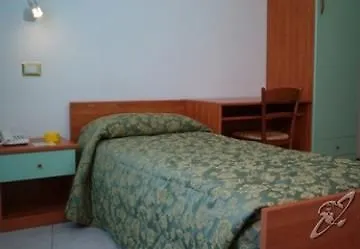Отель Albergo Nuova Aurora - Free Parking & Breakfast Маргера